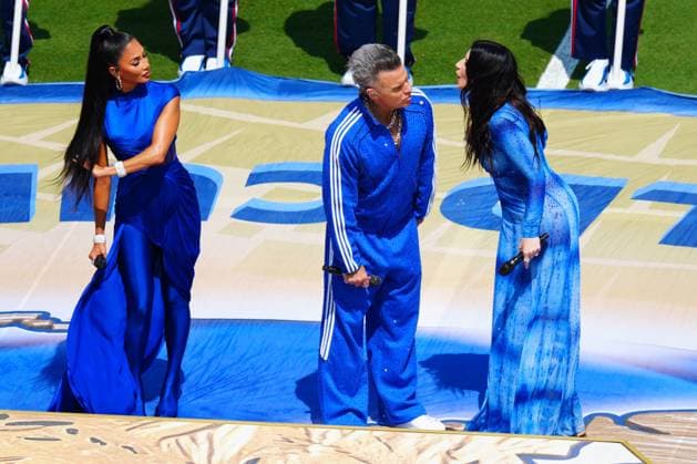 Robbie Williams with Nicole Scherzinger and Laura Pausini ahead of kick-off Spain v Argentina, 2026 FIFA World Cup, WM, Weltmeisterschaft, Fussball Final, Football, New York New Jersey Stadium, East Rutherford, New Jersey, USA - 19 Jul 2026East Rutherford New York New Jersey Stadium New Jersey (NJ) United States of America  Copyright: xJavierxGarcia Shutterstockx 16995474f
