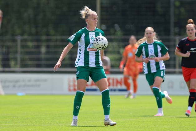 Lina Hausicke (SV Werder Bremen, 18) am Ball, Einzelbild, Ganzkörper, Aktion, Action, Spielszene, 19.07.2026, Deurningen (Niederlande), Fussball, Testspiel Frauen, FC Twente Enschede - SV Werder Bremen *** Lina Hausicke, SV Werder Bremen, 18 with the ball, single frame, full-body shot, action, game scene, July 19, 2026, Deurningen, Netherlands, soccer, women s friendly match, FC Twente Enschede vs. SV Werder Bremen xobx