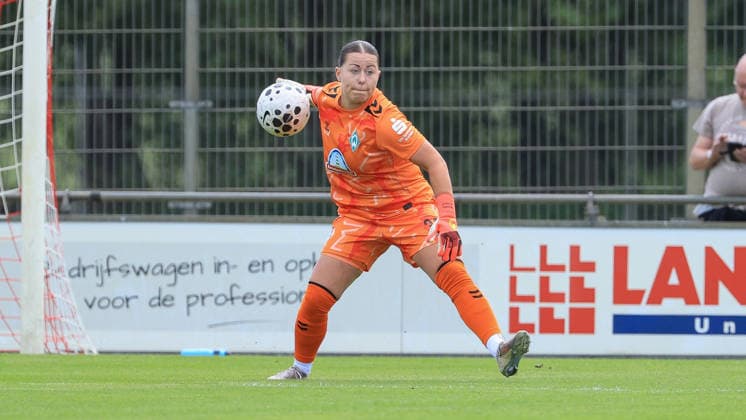 Mariella El Sherif (Torhüterin, Torwart, SV Werder Bremen, 39) am Ball, Freisteller, Einzelbild, Ganzkörper, Aktion, Action, Spielszene, 19.07.2026, Deurningen (Niederlande), Fussball, Testspiel Frauen, FC Twente Enschede - SV Werder Bremen *** Mariella El Sherif, goalkeeper, SV Werder Bremen, 39 with the ball, free kick, single frame, full body, action, game scene, July 19, 2026, Deurningen, Netherlands, soccer, women’s friendly match, FC Twente Enschede vs. SV Werder Bremen xobx