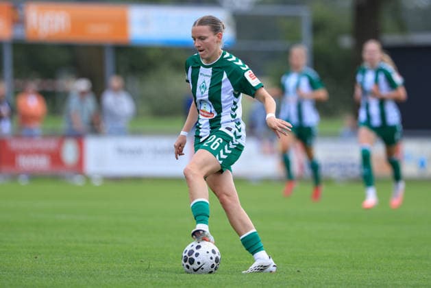 Sarah Ernst (SV Werder Bremen, 26) am Ball, Einzelbild, Ganzkörper, Aktion, Action, Spielszene, 19.07.2026, Deurningen (Niederlande), Fussball, Testspiel Frauen, FC Twente Enschede - SV Werder Bremen *** Sarah Ernst, SV Werder Bremen, 26, on the ball, single frame, full-body shot, action, game scene, July 19, 2026, Deurningen, Netherlands, soccer, women s friendly match, FC Twente Enschede vs. SV Werder Bremen xobx