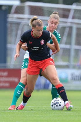 v.li.: Eva Oude Elberink (FC Twente Enschede, 14) und Michelle Ulbrich (SV Werder Bremen, 5) im Zweikampf, Duell, Dynamik, Aktion, Action, Spielszene, 19.07.2026, Deurningen (Niederlande), Fussball, Testspiel Frauen, FC Twente Enschede - SV Werder Bremen *** From left: Eva Oude Elberink (FC Twente Enschede, 14) and Michelle Ulbrich (SV Werder Bremen, 5) in a one-on-one battle, duel, dynamic play, action, game scene, July 19, 2026, Deurningen, Netherlands, soccer, women’s friendly, FC Twente Enschede vs. SV Werder Bremen xobx