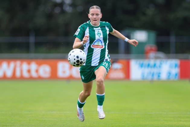 Sarah Ernst (SV Werder Bremen, 26) am Ball, Freisteller, Einzelbild, Ganzkörper, Aktion, Action, Spielszene, 19.07.2026, Deurningen (Niederlande), Fussball, Testspiel Frauen, FC Twente Enschede - SV Werder Bremen *** Sarah Ernst, SV Werder Bremen, 26, on the ball, cutout, single frame, full body, action, game scene, July 19, 2026, Deurningen, Netherlands, soccer, women s friendly, FC Twente Enschede vs. SV Werder Bremen xobx