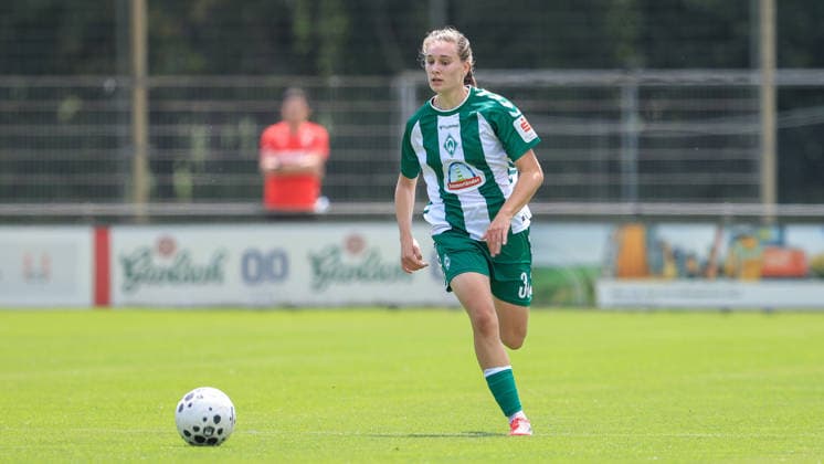 Maria Penner (SV Werder Bremen, 33) am Ball, Freisteller, Einzelbild, Ganzkörper, Aktion, Action, Spielszene, 19.07.2026, Deurningen (Niederlande), Fussball, Testspiel Frauen, FC Twente Enschede - SV Werder Bremen *** Maria Penner, SV Werder Bremen, 33, on the ball, isolated shot, single frame, full body, action, game scene, July 19, 2026, Deurningen, Netherlands, soccer, women s friendly match, FC Twente Enschede vs. SV Werder Bremen xobx