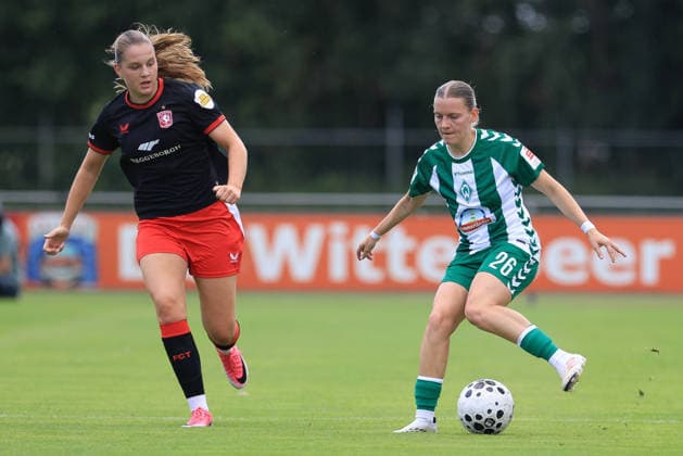 v.li.: Anne Gelevert (FC Twente Enschede, 20) und Sarah Ernst (SV Werder Bremen, 26) im Zweikampf, Duell, Dynamik, Aktion, Action, Spielszene, 19.07.2026, Deurningen (Niederlande), Fussball, Testspiel Frauen, FC Twente Enschede - SV Werder Bremen *** From left: Anne Gelevert (FC Twente Enschede), 20, and Sarah Ernst (SV Werder Bremen), 26, in a one-on-one battle, duel, dynamic moment, action, game scene, July 19, 2026, Deurningen, Netherlands, soccer, women’s friendly, FC Twente Enschede vs. SV Werder Bremen xobx