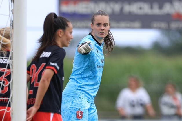Diede Lemey (Torhüterin, Torwart, FC Twente Enschede, 1) gibt Anweisungen, gestikuliert, mit den Armen gestikulieren, 19.07.2026, Deurningen (Niederlande), Fussball, Testspiel Frauen, FC Twente Enschede - SV Werder Bremen *** Diede Lemey, goalkeeper, FC Twente Enschede, 1, giving instructions, gesturing, gesturing with her arms, July 19, 2026, Deurningen, Netherlands, soccer, women’s friendly match, FC Twente Enschede vs. SV Werder Bremen xobx
