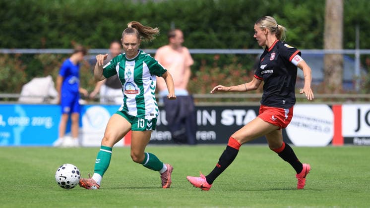 v.li.: Michelle Weiß (SV Werder Bremen, 15) und Jill Roord (FC Twente Enschede, 10) im Zweikampf, Duell, Dynamik, Aktion, Action, Spielszene, 19.07.2026, Deurningen (Niederlande), Fussball, Testspiel Frauen, FC Twente Enschede - SV Werder Bremen *** From left: Michelle Weiß (SV Werder Bremen), 15, and Jill Roord (FC Twente Enschede), 10, in a one-on-one battle, duel, dynamic play, action, game scene, July 19, 2026, Deurningen, Netherlands, soccer, women’s friendly match, FC Twente Enschede vs. SV Werder Bremen xobx