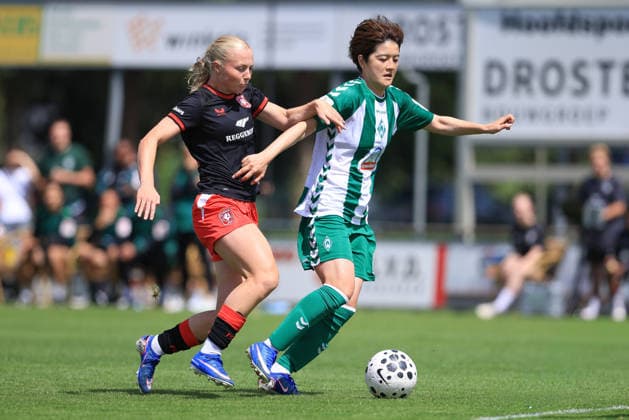 v.li.: Ava Bijvank (FC Twente Enschede, 28) und Mei Shimada (SV Werder Bremen, 8) im Zweikampf, Duell, Dynamik, Aktion, Action, Spielszene, 19.07.2026, Deurningen (Niederlande), Fussball, Testspiel Frauen, FC Twente Enschede - SV Werder Bremen *** From left: Ava Bijvank (FC Twente Enschede), 28, and Mei Shimada (SV Werder Bremen), 8, in a one-on-one battle, duel, dynamic play, action, game scene, July 19, 2026, Deurningen, Netherlands, soccer, women’s friendly, FC Twente Enschede vs. SV Werder Bremen xobx