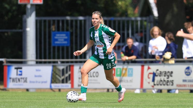 Juliane Wirtz (SV Werder Bremen, 28) am Ball, Freisteller, Einzelbild, Ganzkörper, Aktion, Action, Spielszene, 19.07.2026, Deurningen (Niederlande), Fussball, Testspiel Frauen, FC Twente Enschede - SV Werder Bremen *** Juliane Wirtz, SV Werder Bremen, 28, on the ball, isolated shot, single frame, full body, action, game scene, July 19, 2026, Deurningen, Netherlands, soccer, women s friendly, FC Twente Enschede vs. SV Werder Bremen xobx