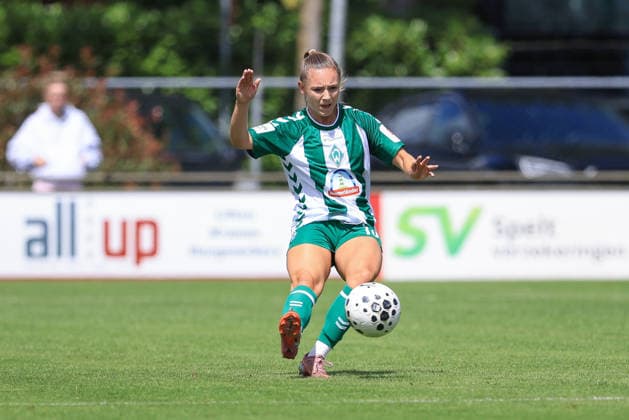 Michelle Weiß (SV Werder Bremen, 15) am Ball, Freisteller, Einzelbild, Ganzkörper, Aktion, Action, Spielszene, 19.07.2026, Deurningen (Niederlande), Fussball, Testspiel Frauen, FC Twente Enschede - SV Werder Bremen *** Michelle Weiß, SV Werder Bremen, age 15, on the ball, isolated shot, single frame, full body, action, game scene, July 19, 2026, Deurningen, Netherlands, soccer, women s friendly match, FC Twente Enschede vs. SV Werder Bremen xobx
