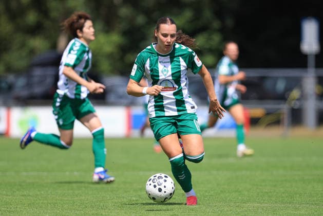 Felicia Sträßer (SV Werder Bremen, 19) am Ball, Einzelbild, Ganzkörper, Aktion, Action, Spielszene, 19.07.2026, Deurningen (Niederlande), Fussball, Testspiel Frauen, FC Twente Enschede - SV Werder Bremen *** Felicia Sträßer, SV Werder Bremen, 19 with the ball, single frame, full-body shot, action, game scene, July 19, 2026, Deurningen, Netherlands, soccer, women s friendly match, FC Twente Enschede vs. SV Werder Bremen xobx