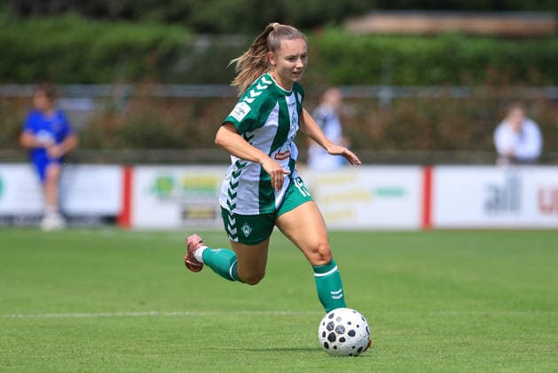 Michelle Weiß (SV Werder Bremen, 15) am Ball, Freisteller, Einzelbild, Ganzkörper, Aktion, Action, Spielszene, 19.07.2026, Deurningen (Niederlande), Fussball, Testspiel Frauen, FC Twente Enschede - SV Werder Bremen *** Michelle Weiß, SV Werder Bremen, age 15, on the ball, isolated shot, single frame, full body, action, game scene, July 19, 2026, Deurningen, Netherlands, soccer, women s friendly match, FC Twente Enschede vs. SV Werder Bremen xobx