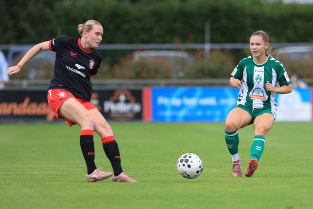 v.li.: Katelyn Hendriks (FC Twente Enschede, 7) und Michelle Weiß (SV Werder Bremen, 15) im Zweikampf, Duell, Dynamik, Aktion, Action, Spielszene, 19.07.2026, Deurningen (Niederlande), Fussball, Testspiel Frauen, FC Twente Enschede - SV Werder Bremen *** From left: Katelyn Hendriks (FC Twente Enschede, 7) and Michelle Weiß (SV Werder Bremen, 15) in a one-on-one battle, duel, dynamic play, action, game scene, July 19, 2026, Deurningen, Netherlands, soccer, women’s friendly, FC Twente Enschede vs. SV Werder Bremen xobx