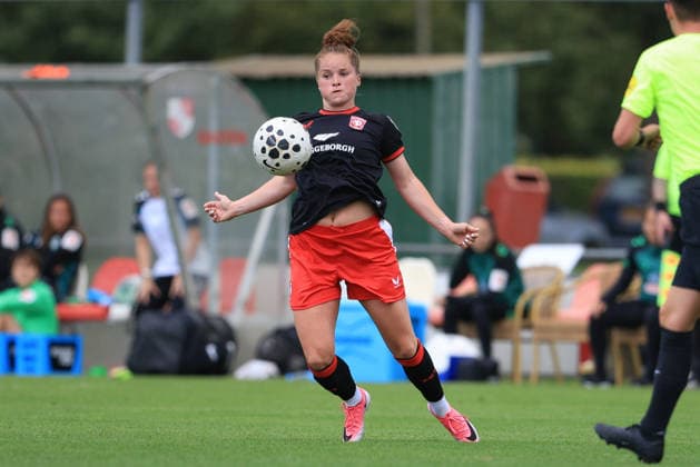 Nikita Tromp (FC Twente Enschede, 11) bei der Ballannahme, Spielszene, Dynamik, Aktion, Action, 19.07.2026, Deurningen (Niederlande), Fussball, Testspiel Frauen, FC Twente Enschede - SV Werder Bremen *** Nikita Tromp, FC Twente Enschede, No. 11 receiving the ball, game scene, dynamic, action, July 19, 2026, Deurningen, Netherlands, soccer, women s friendly match, FC Twente Enschede vs. SV Werder Bremen xobx