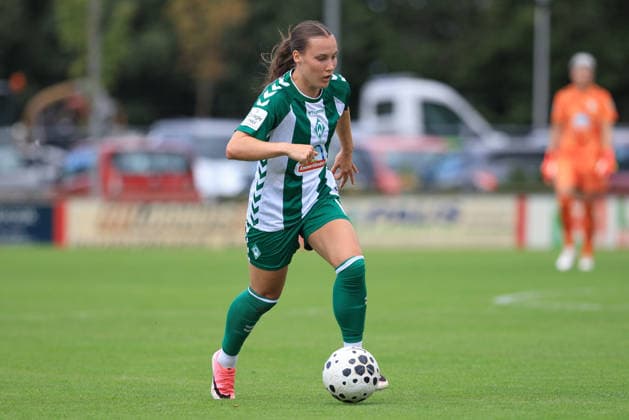 Felicia Sträßer (SV Werder Bremen, 19) am Ball, Einzelbild, Ganzkörper, Aktion, Action, Spielszene, 19.07.2026, Deurningen (Niederlande), Fussball, Testspiel Frauen, FC Twente Enschede - SV Werder Bremen *** Felicia Sträßer, SV Werder Bremen, 19 with the ball, single frame, full body, action, game scene, July 19, 2026, Deurningen, Netherlands, soccer, women s friendly, FC Twente Enschede vs. SV Werder Bremen xobx