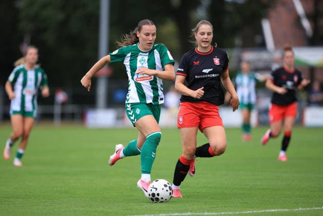 v.li.: Felicia Sträßer (SV Werder Bremen, 19) und Anne Gelevert (FC Twente Enschede, 20) im Laufduell, Zweikampf, Duell, Dynamik, Aktion, Action, Spielszene, 19.07.2026, Deurningen (Niederlande), Fussball, Testspiel Frauen, FC Twente Enschede - SV Werder Bremen *** From left: Felicia Sträßer of SV Werder Bremen, 19, and Anne Gelevert of FC Twente Enschede, 20, in a sprint duel, tackle, duel, dynamic moment, action, game scene, July 19, 2026, Deurningen, Netherlands, soccer, women’s friendly match, FC Twente Enschede vs. SV Werder Bremen xobx