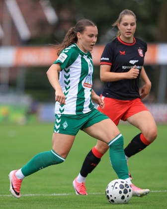 v.li.: Felicia Sträßer (SV Werder Bremen, 19) und Anne Gelevert (FC Twente Enschede, 20) im Laufduell, Zweikampf, Duell, Dynamik, Aktion, Action, Spielszene, 19.07.2026, Deurningen (Niederlande), Fussball, Testspiel Frauen, FC Twente Enschede - SV Werder Bremen *** From left: Felicia Sträßer of SV Werder Bremen, 19, and Anne Gelevert of FC Twente Enschede, 20, in a sprint duel, tackle, duel, dynamic moment, action, game scene, July 19, 2026, Deurningen, Netherlands, soccer, women’s friendly match, FC Twente Enschede vs. SV Werder Bremen xobx