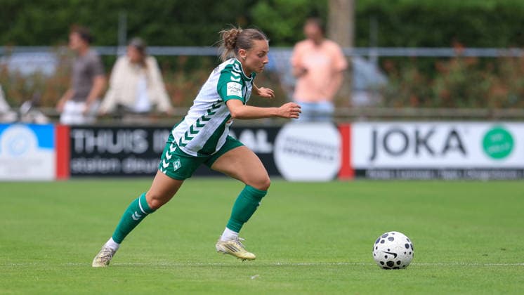 Chiara D Angelo (SV Werder Bremen, 2) am Ball, Freisteller, Einzelbild, Ganzkörper, Aktion, Action, Spielszene, 19.07.2026, Deurningen (Niederlande), Fussball, Testspiel Frauen, FC Twente Enschede - SV Werder Bremen *** Chiara D Angelo, SV Werder Bremen, No. 2 on the ball, isolated shot, single frame, full body, action, game scene, July 19, 2026, Deurningen, Netherlands, soccer, women s friendly match, FC Twente Enschede vs. SV Werder Bremen xobx