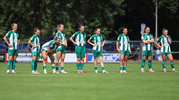 v.li.: Lena Petermann (SV Werder Bremen, 20), Chiara D Angelo (SV Werder Bremen, 2), Medina Desic (SV Werder Bremen, 9), Juliane Wirtz (SV Werder Bremen, 28), Julia Magerl (SV Werder Bremen, 4), w24, Luna Vanzeir (SV Werder Bremen, 13), Felicia Sträßer (SV Werder Bremen, 19) und Michelle Weiß (SV Werder Bremen, 15) beim Elfmeterschießen, 19.07.2026, Deurningen (Niederlande), Fussball, Testspiel Frauen, FC Twente Enschede - SV Werder Bremen *** From left: Lena Petermann (SV Werder Bremen), 20; Chiara D Angelo (SV Werder Bremen), 2; Medina Desic (SV Werder Bremen), 9; Juliane Wirtz (SV Werder Bremen), 28; Julia Magerl (SV Werder Bremen), 4; w24, Luna Vanzeir, SV Werder Bremen, 13; Felicia Sträßer, SV Werder Bremen, 19; and Michelle Weiß, SV Werder Bremen, 15, during a penalty shootout, July 19, 2026, Deurningen, Netherlands, soccer, women’s friendly, FC Twente Enschede vs. SV Werder Bremen xobx