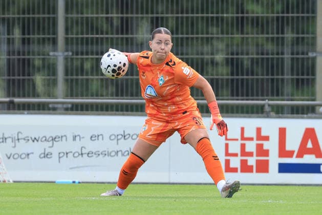Mariella El Sherif (Torhüterin, Torwart, SV Werder Bremen, 39) am Ball, Freisteller, Einzelbild, Ganzkörper, Aktion, Action, Spielszene, 19.07.2026, Deurningen (Niederlande), Fussball, Testspiel Frauen, FC Twente Enschede - SV Werder Bremen *** Mariella El Sherif, goalkeeper, SV Werder Bremen, 39 with the ball, free kick, single frame, full body, action, game scene, July 19, 2026, Deurningen, Netherlands, soccer, women’s friendly match, FC Twente Enschede vs. SV Werder Bremen xobx