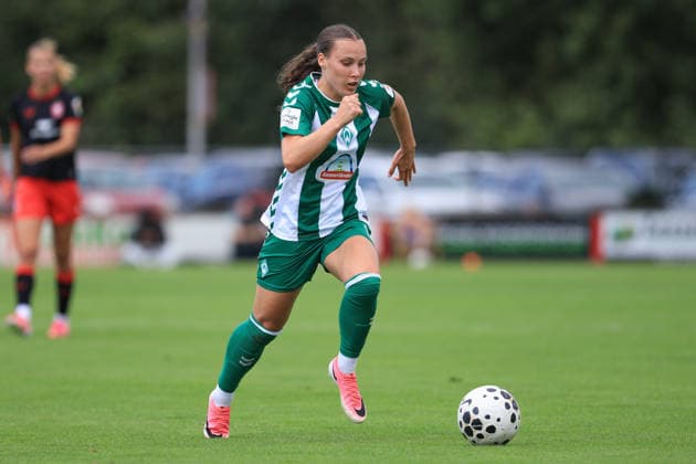 Felicia Sträßer (SV Werder Bremen, 19) am Ball, Einzelbild, Ganzkörper, Aktion, Action, Spielszene, 19.07.2026, Deurningen (Niederlande), Fussball, Testspiel Frauen, FC Twente Enschede - SV Werder Bremen *** Felicia Sträßer, SV Werder Bremen, 19 with the ball, single frame, full-body shot, action, game scene, July 19, 2026, Deurningen, Netherlands, soccer, women s friendly, FC Twente Enschede vs. SV Werder Bremen xobx