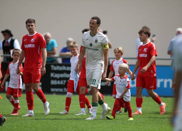 Fussball, Herren, Saison 2026 2027, TSV Aindling - TSV 1860 München, Testspiel, Vorbereitung Samuel Althaus (TSV 1860 München) beim Auflaufen, Einlaufen mit Kapitänsbinde *** Soccer, Men s, 2026–2027 Season, TSV Aindling vs. TSV 1860 Munich, Friendly Match, Preseason: Samuel Althaus of TSV 1860 Munich taking the field, warming up while wearing the captain s armband