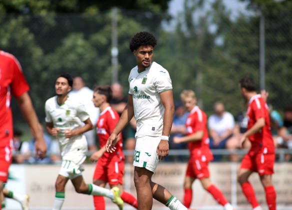Fussball, Herren, Saison 2026 2027, TSV Aindling - TSV 1860 München, Testspiel, Vorbereitung Arian Ortivero Calderon (TSV 1860 München) stehend mit Blick nach hinten, Kopf, Oberkörper *** Soccer, Men s, 2026–2027 Season, TSV Aindling vs. TSV 1860 Munich, Friendly Match, Preseason; Arian Ortivero Calderon of TSV 1860 Munich standing and looking back, head and upper body