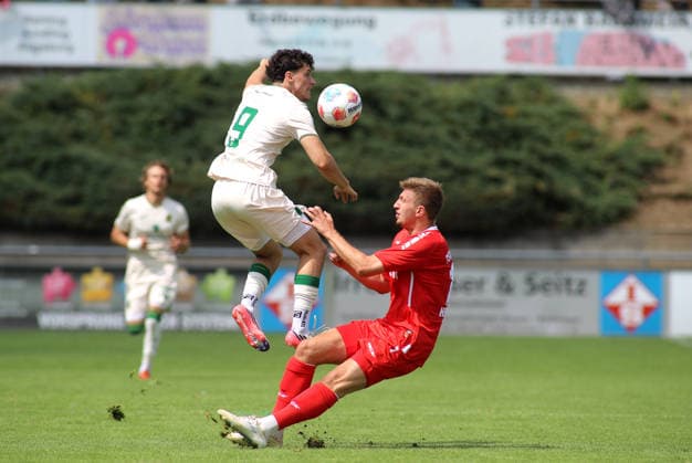 Fussball, Herren, Saison 2026 2027, TSV Aindling - TSV 1860 München, Testspiel, Vorbereitung Rron Gosalci (TSV 1860 München) in Aktion, Zweikampf um den Ball, Sprung *** Soccer, Men s, 2026–2027 Season, TSV Aindling vs. TSV 1860 Munich, Friendly Match, Preseason: Rron Gosalci of TSV 1860 Munich in action, battling for the ball, jumping