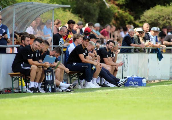Fussball, Herren, Saison 2026 2027, TSV Aindling - TSV 1860 München, Testspiel, Vorbereitung Florian Niederlechner (TSV 1860 München) sitzend bei den Auswechselspieler *** Soccer, Men s, 2026–2027 Season, TSV Aindling vs. TSV 1860 Munich, Friendly Match, Preseason; Florian Niederlechner of TSV 1860 Munich sitting among the substitutes