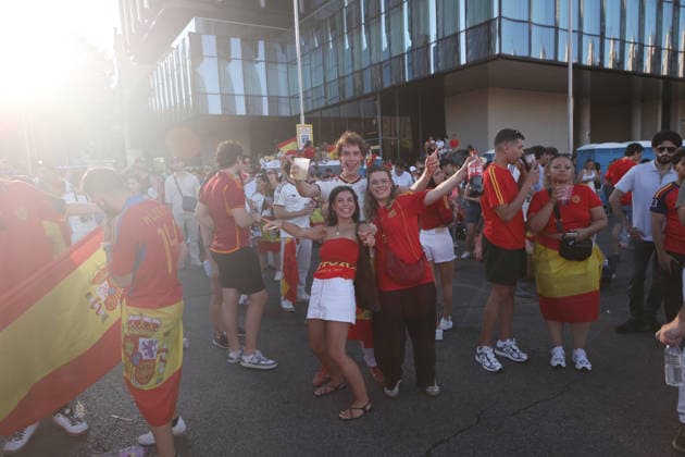 2026 World Cup Spain v Argentina; Fans of the Spanish national team, Nationalteam in the fan zone at Plaza de Colon (Plaza Selection) in Madrid to watch the World Cup final between Spain and Argentina played in the United States on July 19, 2026, in Madrid, Spain. Madrid spain Soccer *** 2026 World Cup: Spain vs. Argentina. Fans of the Spanish national team in the fan zone at Plaza de Colón in Madrid to watch the World Cup final between Spain and Argentina, played in the United States on July 19, 2026, in Madrid, Spain. Madrid, Spain. Soccer Copyright: xAgenciaxLOFx