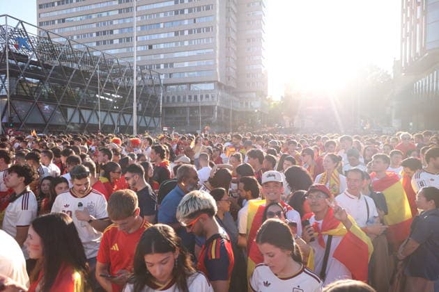 2026 World Cup Spain v Argentina; Fans of the Spanish national team, Nationalteam in the fan zone at Plaza de Colon (Plaza Selection) in Madrid to watch the World Cup final between Spain and Argentina played in the United States on July 19, 2026, in Madrid, Spain. Madrid spain Soccer *** 2026 World Cup: Spain vs. Argentina. Fans of the Spanish national team in the fan zone at Plaza de Colón in Madrid to watch the World Cup final between Spain and Argentina, played in the United States on July 19, 2026, in Madrid, Spain. Madrid, Spain. Soccer Copyright: xAgenciaxLOFx