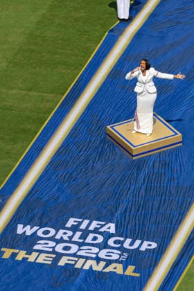 Football - FIFA World Cup, WM, Weltmeisterschaft, Fussball 2026 - Final - Spain v Argentina NEW JERSEY, USA - Sunday, July 19, 2026: Emmy, Grammy, Oscar and Tony Award winner Jennifer Hudson sings the US National Anthem before the FIFA World Cup Final 2026 between Spain and Argentina at the Met Life Stadium. (Photo by David Rawcliffe Propaganda) EAST RUTHERFORD Met Life Stadium NEW JERSEY UNITED STATES OF AMERICA  Copyright: xDavidxRawcliffex P2026-07-19-Spain_Argentina-16