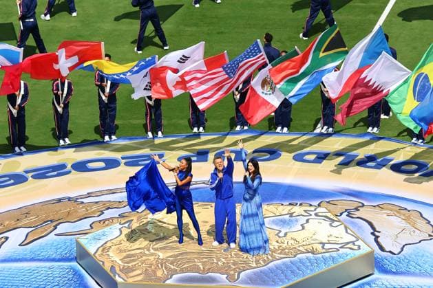 Robbie Williams performs with Nicole Scherzinger and Laura Pausini ahead of kick-off Spain v Argentina, 2026 FIFA World Cup, WM, Weltmeisterschaft, Fussball Final, Football, New York New Jersey Stadium, East Rutherford, New Jersey, USA - 19 Jul 2026East Rutherford New York New Jersey Stadium New Jersey (NJ) United States of America  Copyright: xMichaelxZemanek Shutterstockx 16995475aa