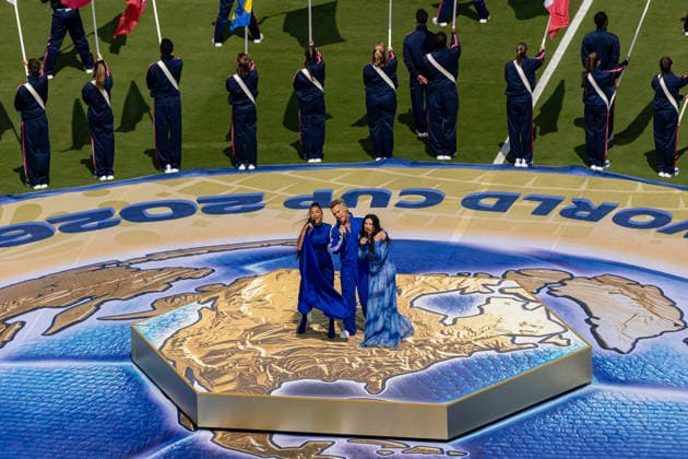 Football - FIFA World Cup, WM, Weltmeisterschaft, Fussball 2026 - Final - Spain v Argentina NEW JERSEY, USA - Sunday, July 19, 2026: (L-R) Nicole Scherzinger, Robbie Williams and Laura Pausini perform in the pre-match show before the FIFA World Cup Final 2026 between Spain and Argentina at the Met Life Stadium. (Photo by David Rawcliffe Propaganda) EAST RUTHERFORD Met Life Stadium NEW JERSEY UNITED STATES OF AMERICA  Copyright: xDavidxRawcliffex P2026-07-19-Spain_Argentina-19