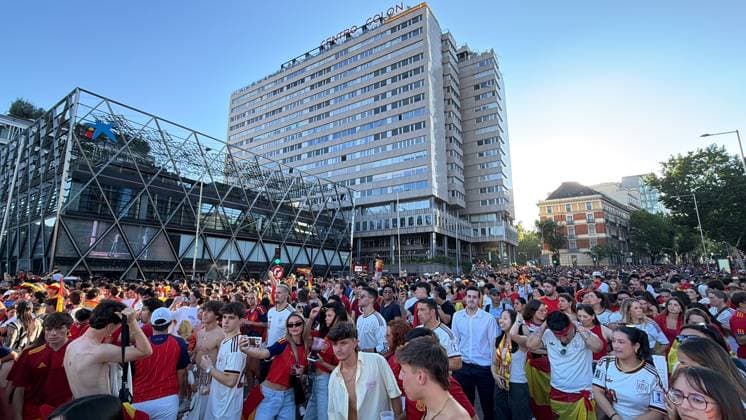 2026 World Cup Spain v Argentina; Fans of the Spanish national team, Nationalteam in the fan zone at Plaza de Colon (Plaza Selection) in Madrid to watch the World Cup final between Spain and Argentina played in the United States on July 19, 2026, in Madrid, Spain. Madrid Spain Soccer *** 2026 World Cup: Spain vs. Argentina — Fans of the Spanish national team in the fan zone at Plaza de Colón in Madrid to watch the World Cup final between Spain and Argentina, played in the United States on July 19, 2026, in Madrid, Spain. Madrid, Spain; Soccer Copyright: xAgenciaxLOFx