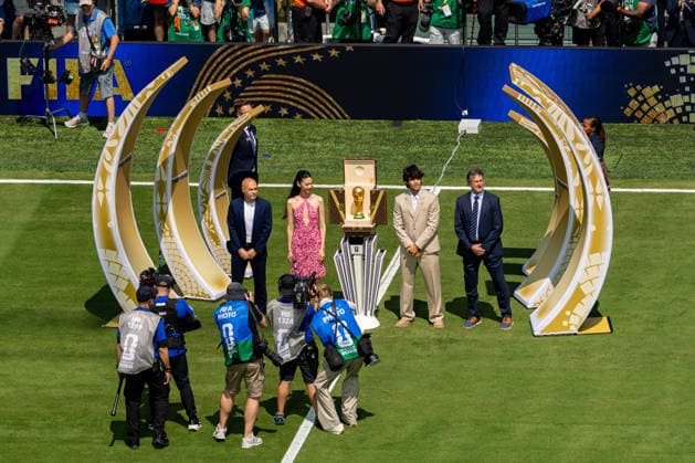 Football - FIFA World Cup, WM, Weltmeisterschaft, Fussball 2026 - Final - Spain v Argentina NEW JERSEY, USA - Sunday, July 19, 2026: (L-R) Former Spanish World Cup winner AndrÃ s Iniesta, Louis Vuitton ambassadors actress HoYeon Jung, world Number 3 tennis player Carlos Alcaraz Garfia and former Argentinian World Cup winner Mario Kempes with the FIFA World Cup Trophy before the FIFA World Cup Final 2026 between Spain and Argentina at the Met Life Stadium. (Photo by David Rawcliffe Propaganda) EAST RUTHERFORD Met Life Stadium NEW JERSEY UNITED STATES OF AMERICA  Copyright: xDavidxRawcliffex P2026-07-19-Spain_Argentina-23