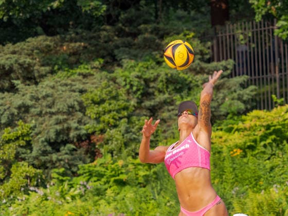 July 19, 2026, New York, New York, USA: BRANDIE WILKERSON serves. Under the Central Park skyline, the AVP brings Beach volleyball, Beachvolleyball to Wollman Rink, kicking off a marquee day of League Week 6 action. New York USA - ZUMAc266 20260719_znp_c266_020 Copyright: xCarlosxChiossonex