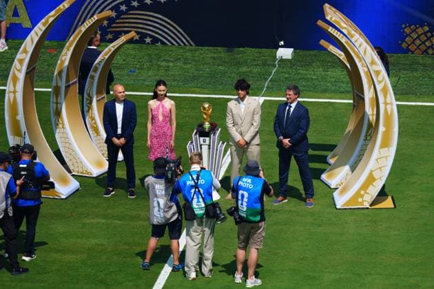 Andres Iniesta, Hoyeon, Carlos Alcaraz and Mario Kempes with the World Cup trophy ahead of kick-off Spain v Argentina, 2026 FIFA World Cup, WM, Weltmeisterschaft, Fussball Final, Football, New York New Jersey Stadium, East Rutherford, New Jersey, USA - 19 Jul 2026East Rutherford New York New Jersey Stadium New Jersey (NJ) United States of America  Copyright: xJavierxGarcia Shutterstockx 16995474t