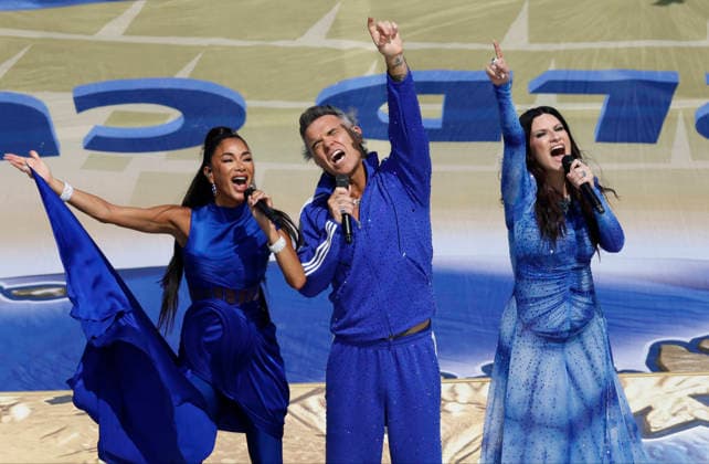 Robbie Williams, Laura Pausini and Nicole Scherzinger perform the FIFA anthem Desire before the start of the FIFA World Cup, WM, Weltmeisterschaft, Fussball final match between Argentina and Spain at New York New Jersey Stadium in East Rutherford, New Jersey, on Sunday, June 19, 2026.  NYP20260719911 JOHNxANGELILLO