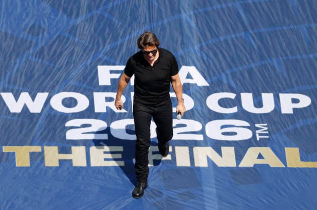 Tom Cruise leaves the field after speaking during a pre-game ceremony before the start of the FIFA World Cup, WM, Weltmeisterschaft, Fussball final match between Argentina and Spain at New York New Jersey Stadium in East Rutherford, New Jersey, on Sunday, June 19, 2026.  NYP20260719917 JOHNxANGELILLO