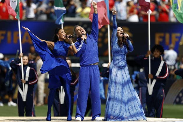 FIFA World Cup, WM, Weltmeisterschaft, Fussball 2026 final - Spain vs Argentina (L-R) US singer Nicole Scherzinger, British pop star Robbie Williams, and Italian singer Laura Pausini perform the FIFA anthem ahead of the FIFA World Cup 2026 final match Spain against Argentina, in East Rutherford, New Jersey, USA, 19 July 2026. EAST RUTHERFORD United States  Copyright: xWILLxOLIVERx