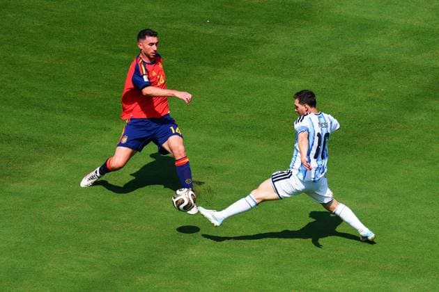 Aymeric Laporte of Spain under pressure from Lionel Messi of Argentina Spain v Argentina, 2026 FIFA World Cup, WM, Weltmeisterschaft, Fussball Final, Football, New York New Jersey Stadium, East Rutherford, New Jersey, USA - 19 Jul 2026East Rutherford New York New Jersey Stadium New Jersey (NJ) United States of America  Copyright: xJavierxGarcia Shutterstockx 16995474y