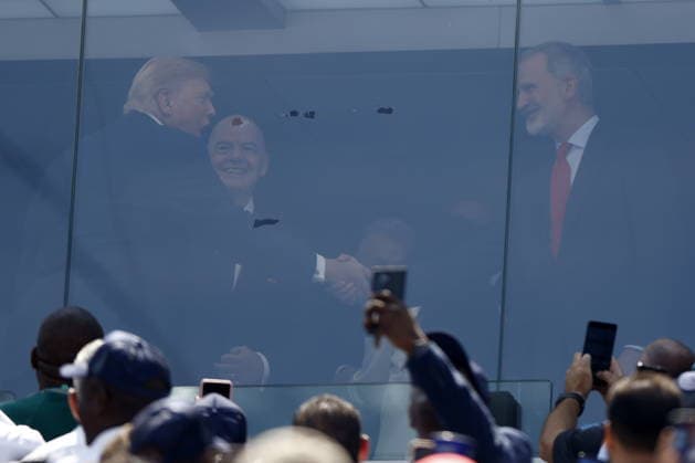 FIFA World Cup, WM, Weltmeisterschaft, Fussball 2026 final - Spain vs Argentina US President Donald Trump (L) shakes hands with King Felipe VI of Spain (C) as FIFA President Gianni Infantino looks on ahead of the FIFA World Cup 2026 final match Spain against Argentina, in East Rutherford, New Jersey, USA, 19 July 2026. EAST RUTHERFORD United States  Copyright: xWILLxOLIVERx