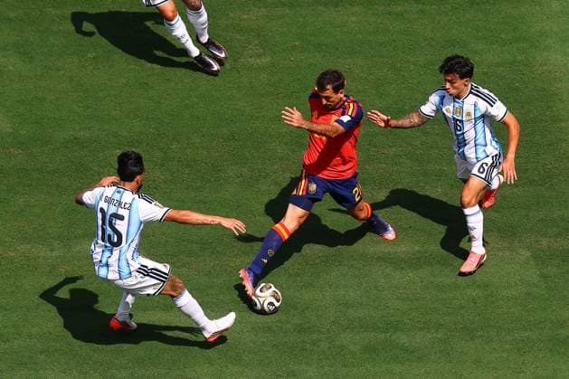 Mikel Oyarzabal of Spain, Nico Gonzalez and Lisandro Martinez of Argentina Spain v Argentina, 2026 FIFA World Cup, WM, Weltmeisterschaft, Fussball Final, Football, New York New Jersey Stadium, East Rutherford, New Jersey, USA - 19 Jul 2026East Rutherford New York New Jersey Stadium New Jersey (NJ) United States of America  Copyright: xMichaelxZemanek Shutterstockx 16995475af