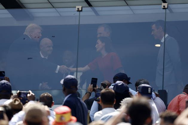 FIFA World Cup, WM, Weltmeisterschaft, Fussball 2026 final - Spain vs Argentina US President Donald Trump (L) shakes hands with Queen Letizia of Spain as King Felipe VI of Spain (C), FIFA President Gianni Infantino (2-L), and Spain s Prime Minister Pedro Sanchez (R) look ahead of the FIFA World Cup 2026 final match Spain against Argentina, in East Rutherford, New Jersey, USA, 19 July 2026. EAST RUTHERFORD United States  Copyright: xWILLxOLIVERx