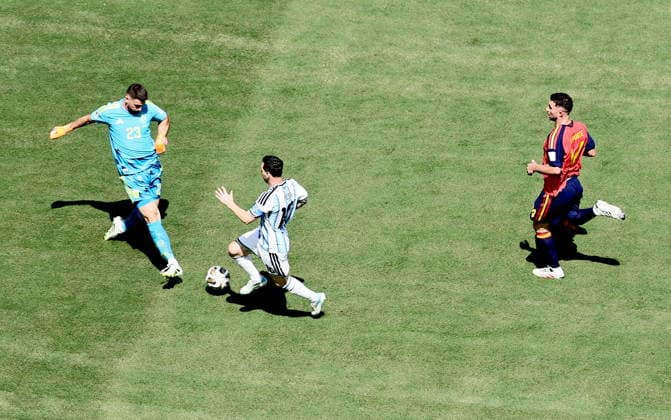 FIFA World Cup, WM, Weltmeisterschaft, Fussball 2026 final - Spain vs Argentina Goalkeeper Unai Simon (L) of Spain makes a clearance in front of Lionel Messi of Argentina during the FIFA World Cup 2026 final match Spain against Argentina, in New Jersey, USA, 19 July 2026. EAST RUTHERFORD United States  Copyright: xRONALDxWITTEKx