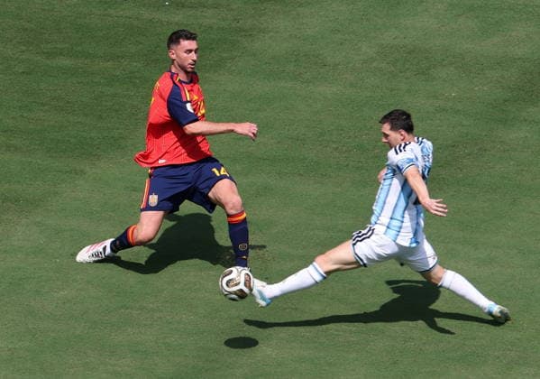 FIFA World Cup, WM, Weltmeisterschaft, Fussball 2026 final - Spain vs Argentina Aymeric Laporte of Spain (L) and Lionel Messi of Argentina in action during the FIFA World Cup 2026 final match Spain against Argentina, in New Jersey, USA, 19 July 2026. EAST RUTHERFORD United States  Copyright: xSARAHxYENESELx