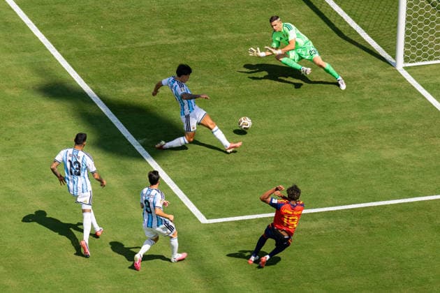 Football - FIFA World Cup, WM, Weltmeisterschaft, Fussball 2026 - Final - Spain v Argentina NEW JERSEY, USA - Sunday, July 19, 2026: Spain s Lamine Yamal with an attempt on goal during the FIFA World Cup Final 2026 between Spain and Argentina at the Met Life Stadium. (Photo by David Rawcliffe Propaganda) EAST RUTHERFORD Met Life Stadium NEW JERSEY UNITED STATES OF AMERICA  Copyright: xDavidxRawcliffex P2026-07-19-Spain_Argentina-31