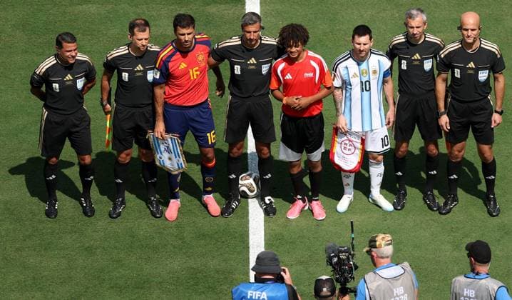 US Soccer World Cup Spain - Argentina 9208660 19.07.2026 Referee, assistant referees and team s captains pose for a photo before the FIFA World Cup, WM, Weltmeisterschaft, Fussball 2026 final soccer match between Spain and Argentina at New York New Jersey Stadium in East Rutherford, New Jersey, the United States. Nafis Sirazetdinov Sputnik East Rutherford New Jersey USA  Copyright: xNafisxSirazetdinovx
