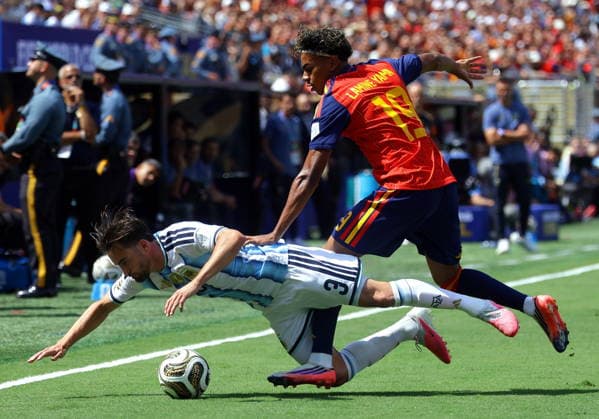 FIFA World Cup, WM, Weltmeisterschaft, Fussball 2026 final - Spain vs Argentina Lamine Yamal of Spain (R) and Nicolas Tagliafico of Argentina in action during the FIFA World Cup 2026 final match Spain against Argentina, in New Jersey, USA, 19 July 2026. EAST RUTHERFORD United States  Copyright: xCHRISTOPHERxNEUNDORFx