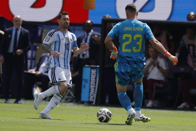FIFA World Cup, WM, Weltmeisterschaft, Fussball 2026 final - Spain vs Argentina Goalkeeper Unai Simon (R) of Spain and Lionel Messi of Argentina in action during the FIFA World Cup 2026 final match Spain against Argentina, in New Jersey, USA, 19 July 2026. EAST RUTHERFORD United States  Copyright: xSHAWNxTHEWx